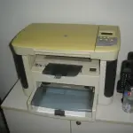 LOTE 019 - impressora HP e 2 telefones sem fio e balcão pequeno