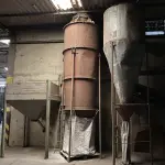 LOTE 036 - silo metálico em mau estado cor vermelha e outro metálico