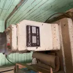 LOTE 468 - Furadeira de bancada e armario de com ferramentas