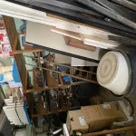 LOTE 446 - Lote com prateliras, baldes, peças de reposição, latas, caixas plasicas e etc 