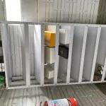 LOTE 438 - Prateleira em metal, mesa 