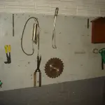 LOTE 052 - prateleira, armário em mau estado, armário de madeira, tintas e poucas ferramentas