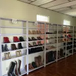 LOTE 520 - Lote de prateleiras de metal, 2 cadeiras 