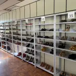 LOTE 520 - Lote de prateleiras de metal, 2 cadeiras 