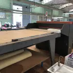 LOTE 252 - Balancim ponte  Atom Klein S320 com mesa de roletes