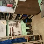LOTE 463 - 2 prateleitas com peças e bancada 