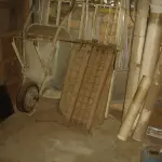 LOTE 059 - lote com peças de maquinas, carrinho de mão, tubos, motores, correias, ventilador de pedestal, sucatas diversas, prateleira com peças, polias, etc.