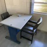 LOTE 494 - mesa e duas cadeiras