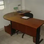 LOTE 010 - mesa de escritório em L cor marrom com uma cadeira giratória preta