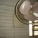 LOTE 050 - ventilador de parede de plástico