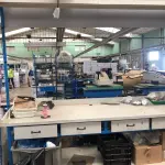 LOTE 265 - 4 mesas para máquinas, prateleira de metal, bancada inspeção, caixas metálicas  