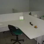 LOTE 015 - ilha de mesas com 4 estações de trabalho e 4 cadeiras 