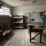 LOTE 051 - banca em madeira com morsa e esmeril