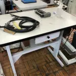 LOTE 331 - 2 Mesa para máquina 