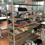 LOTE 265 - 4 mesas para máquinas, prateleira de metal, bancada inspeção, caixas metálicas  