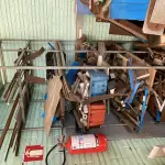 LOTE 476 - Lote de armarios, prateleiras, bancada 