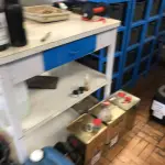 LOTE 267 - Mesa para máquina e caixas organizadoras 