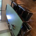 LOTE 421 - Mesa de reunião verde com oito cadeiras pretas 