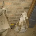 LOTE 059 - lote com peças de maquinas, carrinho de mão, tubos, motores, correias, ventilador de pedestal, sucatas diversas, prateleira com peças, polias, etc.