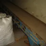 LOTE 037 - esteira inclinada transportadora de sacos 6 metros