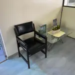 LOTE 492 - Mesa em L, cadeira, computador, armario, arquivo, 3 cadeiras pretas, 2 mesas e bebedor de bombona  