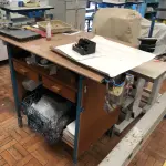LOTE 331 - 2 Mesa para máquina 