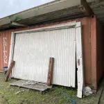 LOTE 074 - container metálico em mau estado com sucatas 20 pés