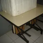LOTE 062 - mesa de refeição de abrir 4 lugares