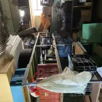 LOTE 446 - Lote com prateliras, baldes, peças de reposição, latas, caixas plasicas e etc 