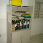 LOTE 016 - armário com 2 portas de abrir e 3 prateleiras