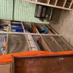 LOTE 463 - 2 prateleitas com peças e bancada 