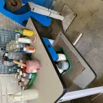 LOTE 438 - Prateleira em metal, mesa 