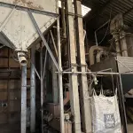 LOTE 040 - sistema de preparação de feijão com moega pequena tipo bacia, elevadores, desbastadoras, filtragem, secagem, com mesa vibratória e classificação de grãos