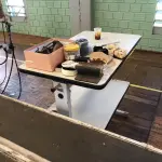 LOTE 213 - Mesa para máquina 