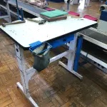 LOTE 228 - Mesa para máquina 