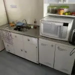 LOTE 508 - Pia, armario 2 portas, forno microndas, jarra eletrica, prateleira 