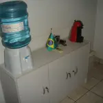 LOTE 024 - balcão  com 3 portas de abrir, bebedor e cafeteira vermelha