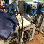LOTE 389 - máquina de pingar cola