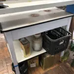 LOTE 270 - 2 mesas e 2 armários 
