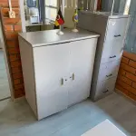 LOTE 492 - Mesa em L, cadeira, computador, armario, arquivo, 3 cadeiras pretas, 2 mesas e bebedor de bombona  