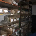 LOTE 001 - Lote grande com prateleiras de madeiras com parafusos, porcas, barras de ferro com rosca, pregos, chapinhas de fixação