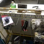 LOTE 007 - Lote de fita isolante, capas de chuva descartaveis, veda rosca, tesoura, pilhas, cola, silicone, machos para extensão, protetores, arame de solda, grafite