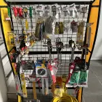 LOTE 041 - Lote com mangueira, escova de aço, nivel, régua, luvas, chave mandril, chave L, chave phillips, soquete