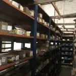 LOTE 001 - Lote grande com prateleiras de madeiras com parafusos, porcas, barras de ferro com rosca, pregos, chapinhas de fixação