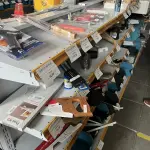 LOTE 030 - Lote com serrote, prateleira, prumo de plastico, pistola para colo quente, serrote drywall, pedra de afiar, martelos de borracha, martelo, dobradiças, mão francesa