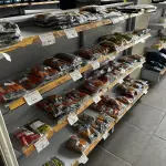 LOTE 019 - Lote com ferramentas: martelos, pé de cabra, lote de pregos diversos tamanhos,