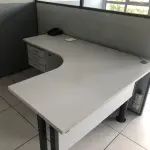 LOTE 081 - Lote com armario 2 portas, armario 2 portas mais prateleira, estação de trabalho com 6 lugares, 2 cadeiras, 2 mesas em L, armario baixo 2 portas, frigobar, reck
