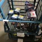 LOTE 007 - Lote de fita isolante, capas de chuva descartaveis, veda rosca, tesoura, pilhas, cola, silicone, machos para extensão, protetores, arame de solda, grafite