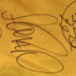 LOTE 001 - CAMPANHA DE DOAÇÃO - LEILÃO DE CAMISA DO JOGADOR TIAGO SILVA DA SELEÇÃO BRASILEIRA AUTOGRAFADA POR TODOS OS JOGADORES - CAMISA COM O LEILOEIRO A DISPOSIÇÃO PARA VISITAÇÃO - AJUDAR ESSA NOBRE CAUSA NÃO TEM PREÇO - PARA CADASTRO RÁPIDO CONTATE O LEILOEIRO 51.991165051
