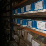 LOTE 001 - Lote grande com prateleiras de madeiras com parafusos, porcas, barras de ferro com rosca, pregos, chapinhas de fixação